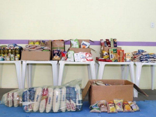 Doação de alimentos Caritas 02.jpg