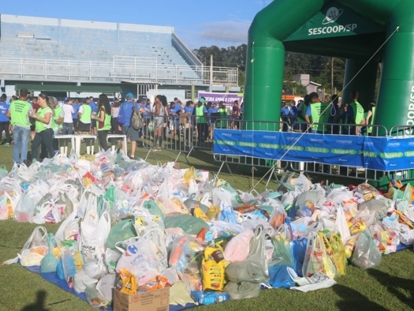 Corrida reúne cerca de 1.100 participantes e arrecada mais de 1 tonelada de alimentos 014.JPG