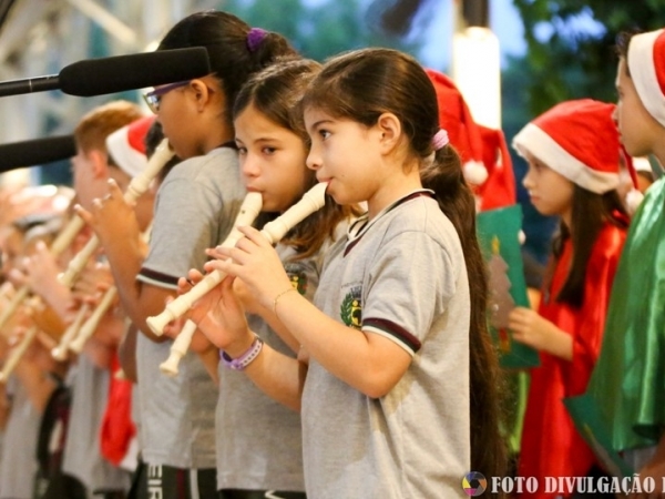 Alunos das escolas municipais apresentam coral com músicas natalinas em inglês003.jpg
