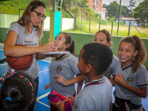 Prefeitura de Louveira firma convênio com campeã mundial de basquete Helen Luz (4).jpg