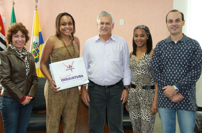 Prefeito Valmir Magalhães recebe embaixatrizes da 15ª FENUI 